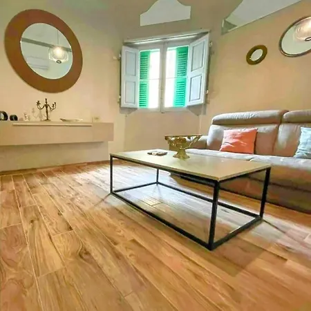 Διαμέρισμα In The Heart Of & Minute Away From The Beach, Longest Promenade, Clubs, Shops & Restaurants *