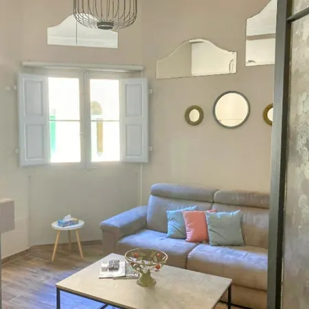 Apartment In The Heart Of & Minute Away From The Beach, Longest Promenade, Clubs, Shops & Restaurants Sliema