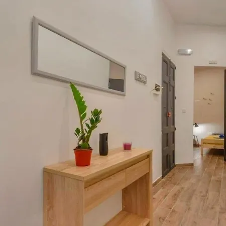 In The Heart Of & Minute Away From The Beach, Longest Promenade, Clubs, Shops & Restaurants Σλιέμα