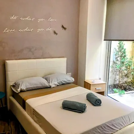 In The Heart Of & Minute Away From The Beach, Longest Promenade, Clubs, Shops & Restaurants Apartmán