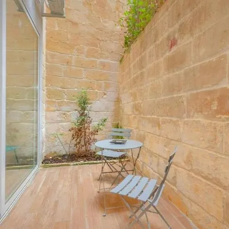 In The Heart Of & Minute Away From The Beach, Longest Promenade, Clubs, Shops & Restaurants