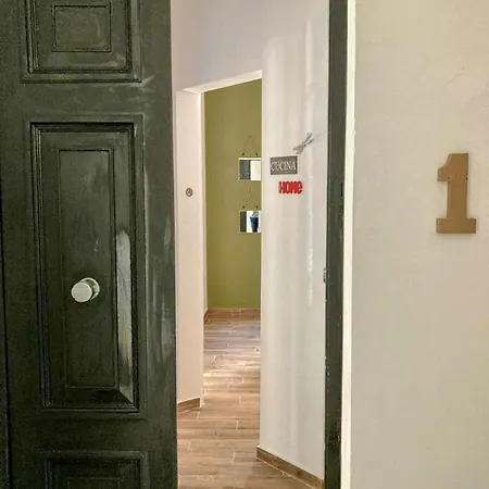 In The Heart Of & Minute Away From The Beach, Longest Promenade, Clubs, Shops & Restaurants *